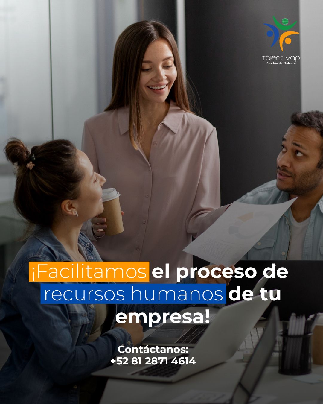 Equipo trabajando en oficina moderna